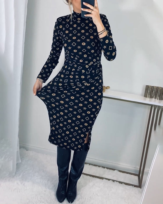 Elegant turtleneck kjole med geometrisk print