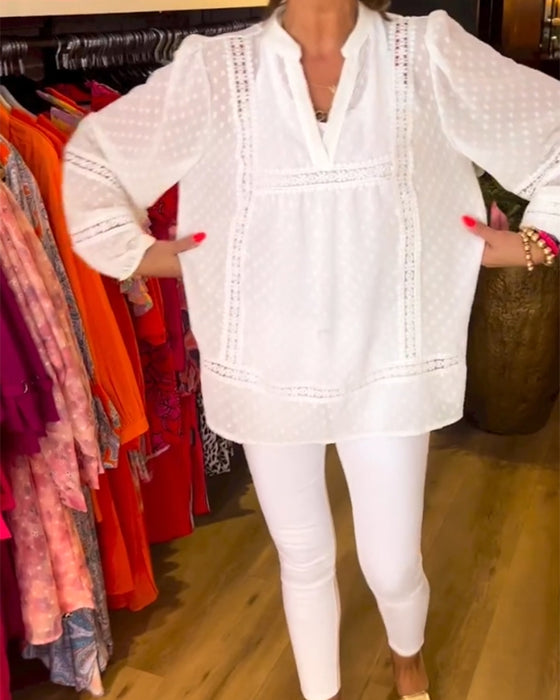 Langærmet top med V-hals og blondepaneler