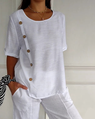 Let sommertop med knapper i siden