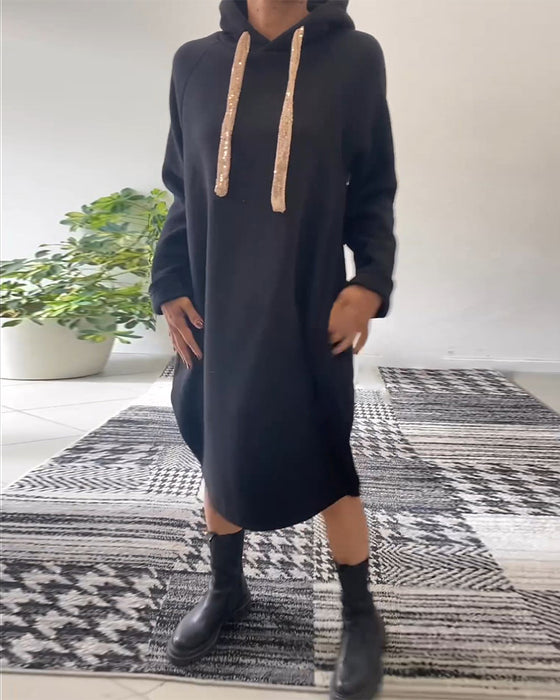 Ensfarvet afslappet hættekjole med snoretræk