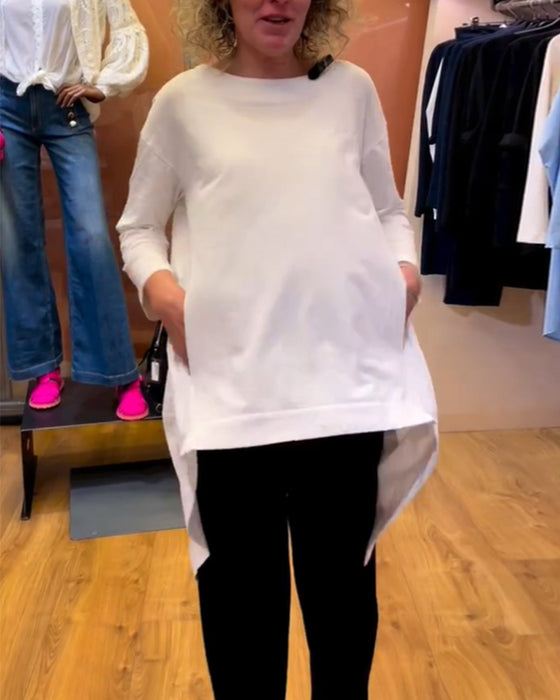 Ensfarvet top med ulige hem