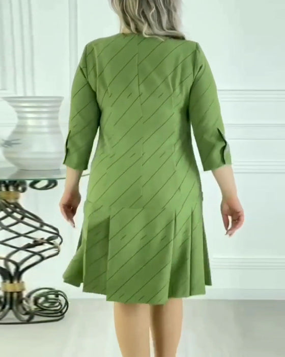 Grøn kjole med plisseret nederdel