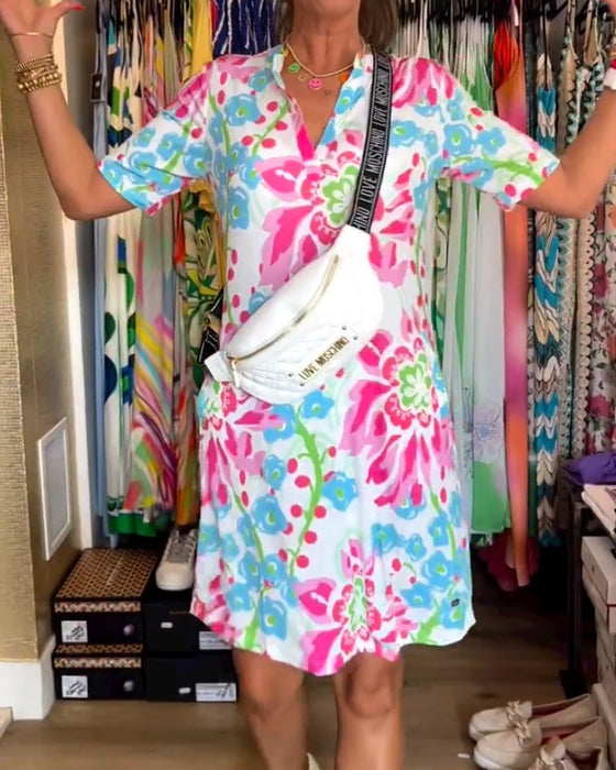 Kortærmet blomsterkjole med V-udskæring