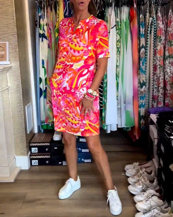 Knælang sommerkjole i farverigt design