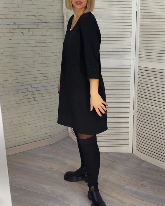 Elegant v-halset kjole med trekvarte ærmer